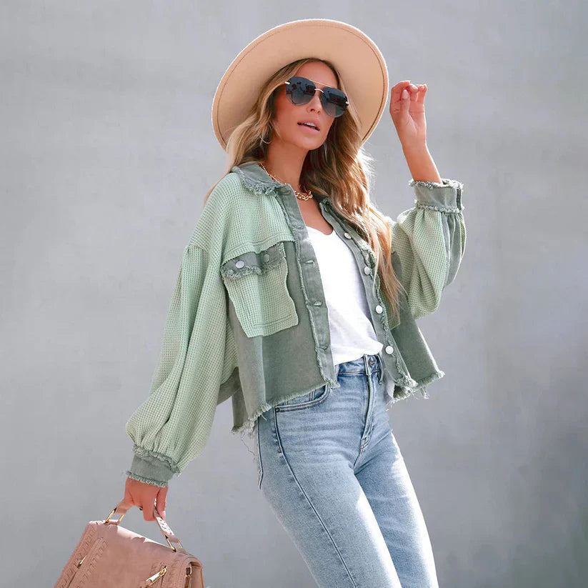 Veste en jean femme courte à ourlet effiloché - Ajustée et tendance