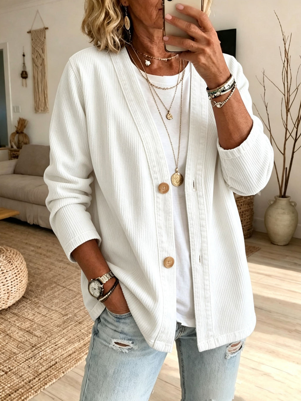 Flowy women's blouse - Elegant and versatile