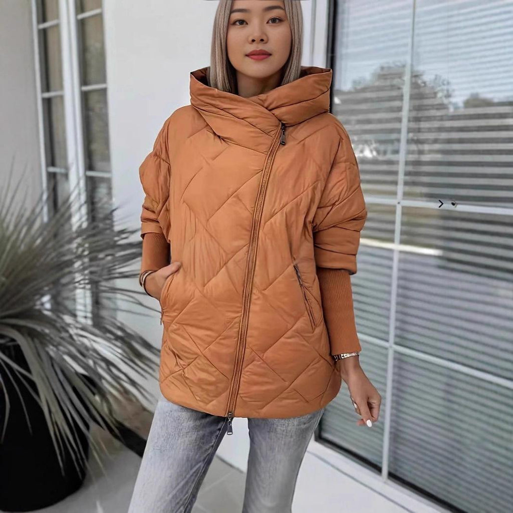 Giacca Puffer Donna con Cappuccio e Zip – Elegante Stile Patchwork Invernale