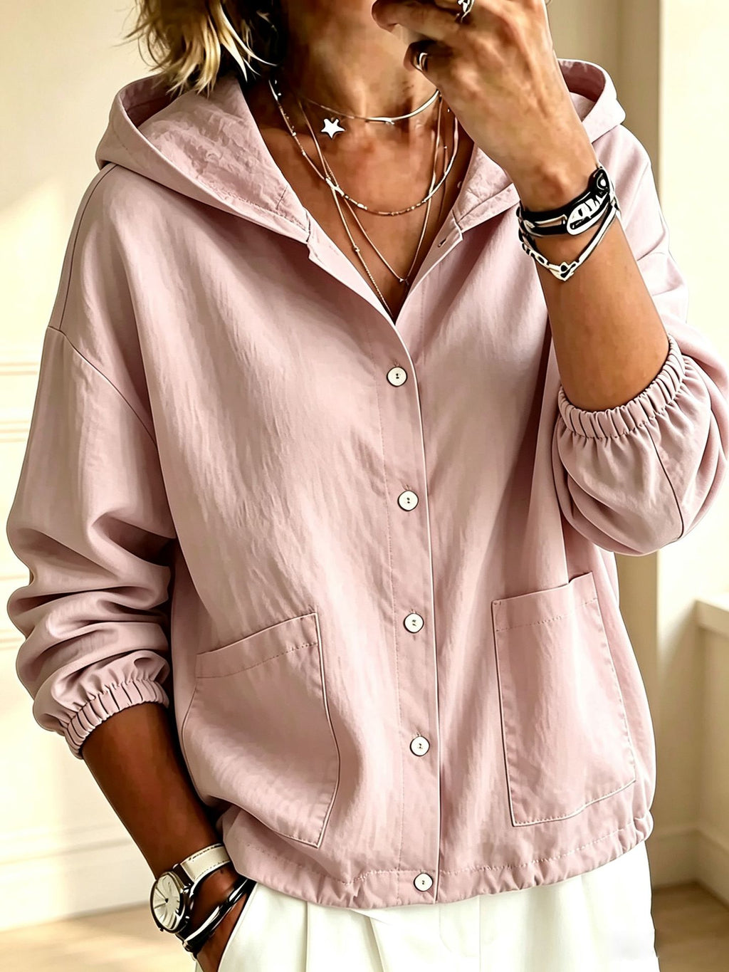 Giacca da donna con cappuccio e bottoni, dal taglio ampio – Uno stile disinvolto e comodo, ideale per essere indossata sopra altri capi