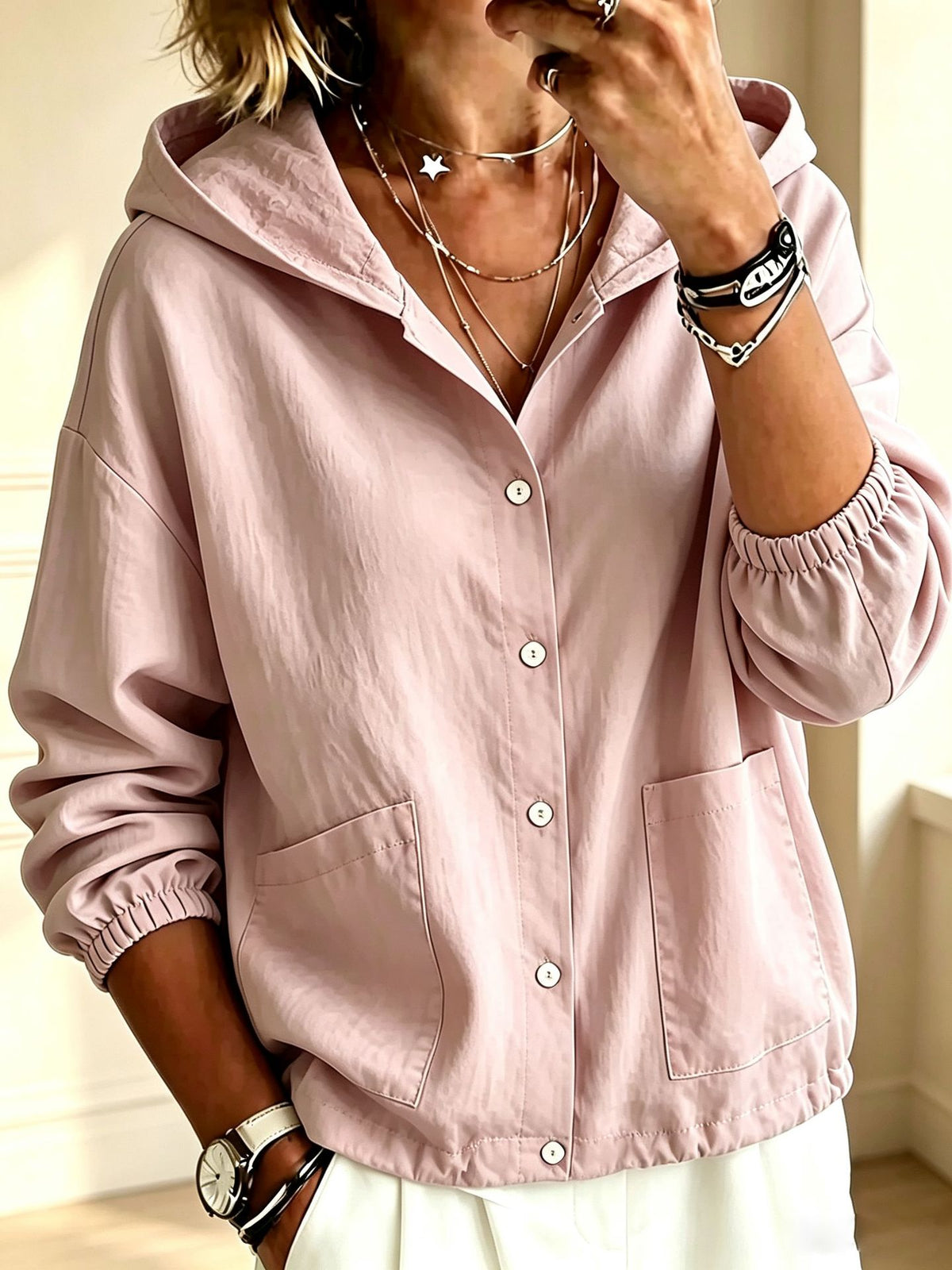 Giacca da donna con cappuccio e bottoni, dal taglio ampio – Uno stile disinvolto e comodo, ideale per essere indossata sopra altri capi