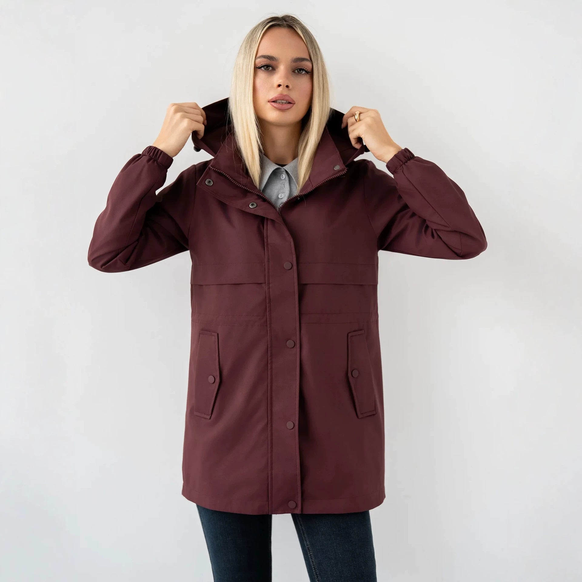 Chaqueta deportiva de mujer con capucha: informal, cómoda y versátil