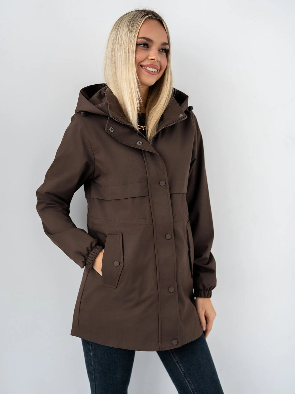 Chaqueta deportiva de mujer con capucha: informal, cómoda y versátil