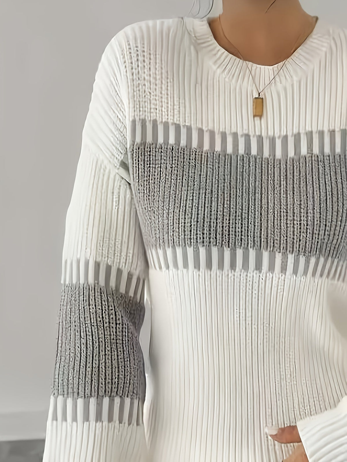 Stribet damesweater i colorblock – Moderne og blød