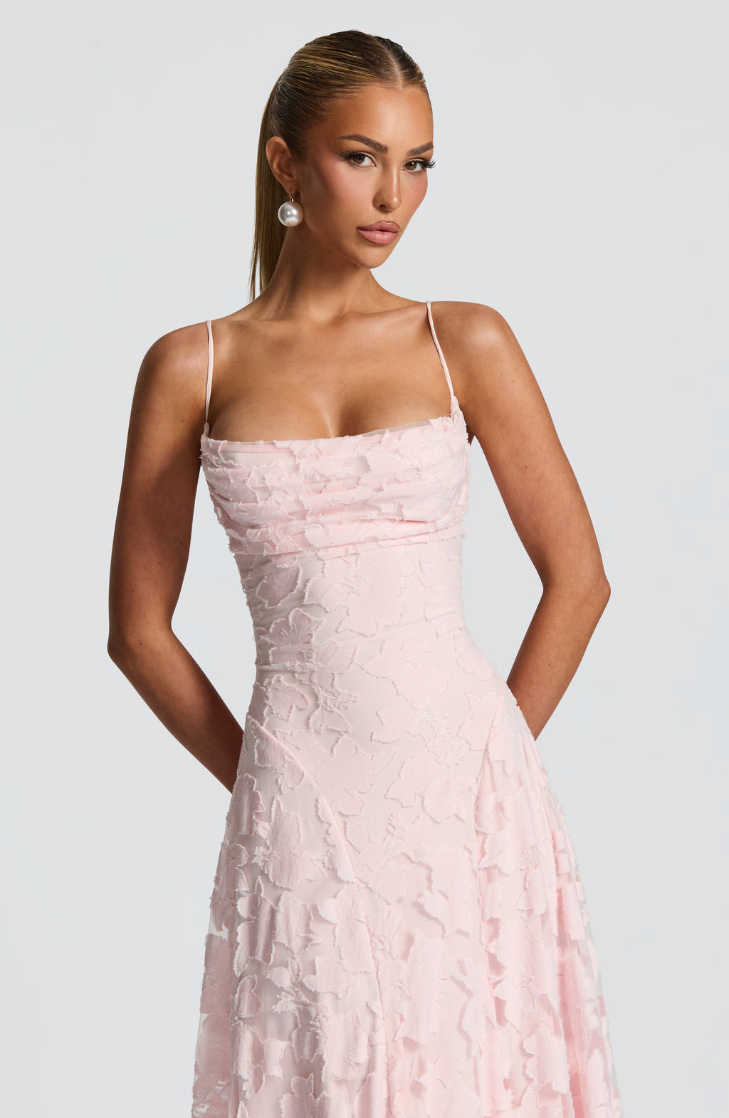 Abito maxi floreale da donna con scollo morbido e schiena con laccio - Fluido ed elegante