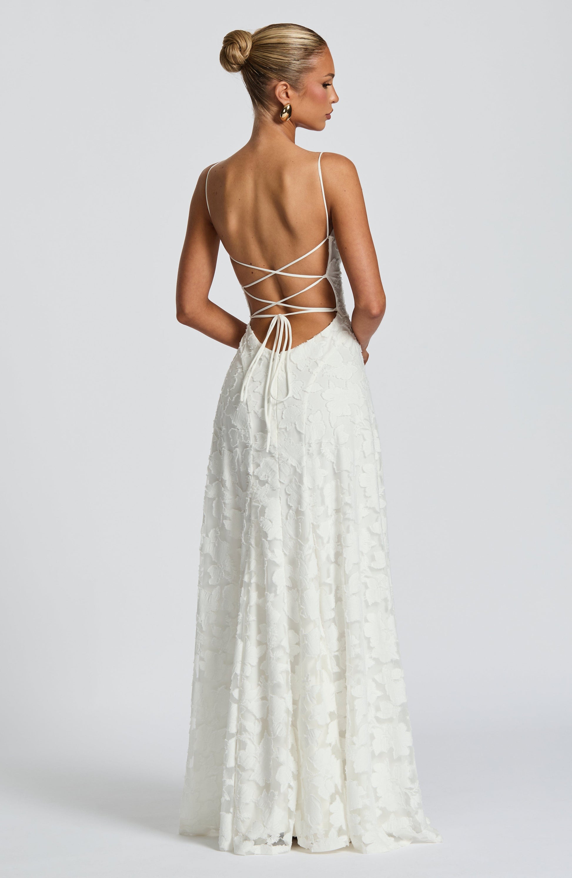 Abito maxi floreale da donna con scollo morbido e schiena con laccio - Fluido ed elegante