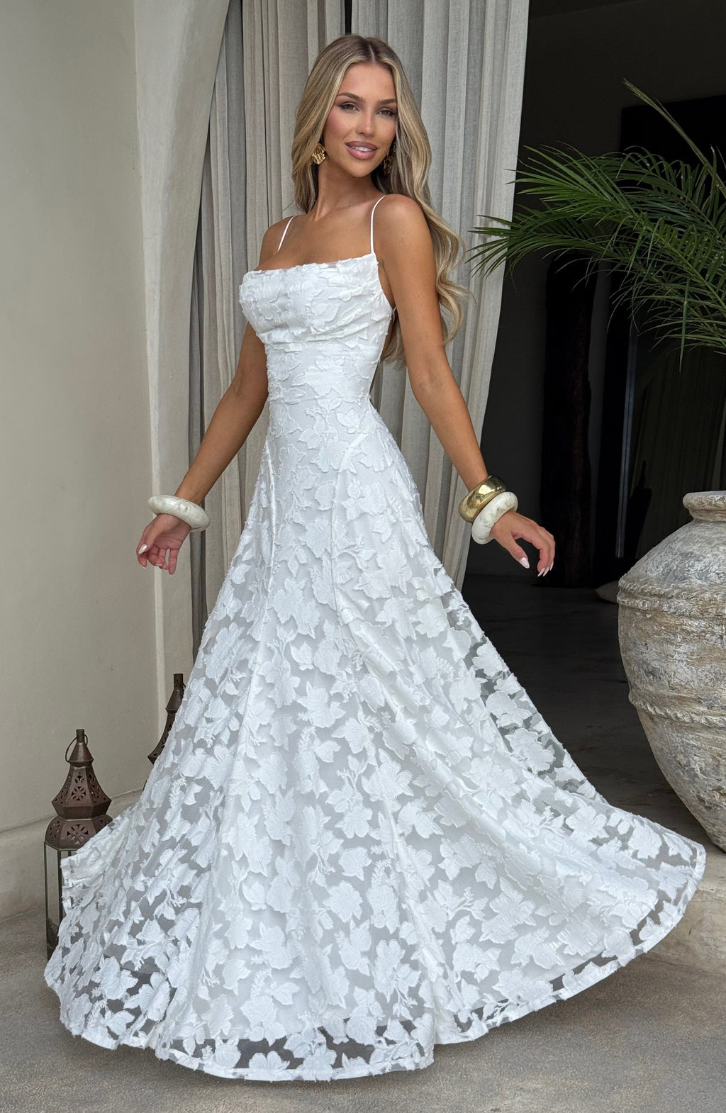 Abito maxi floreale da donna con scollo morbido e schiena con laccio - Fluido ed elegante