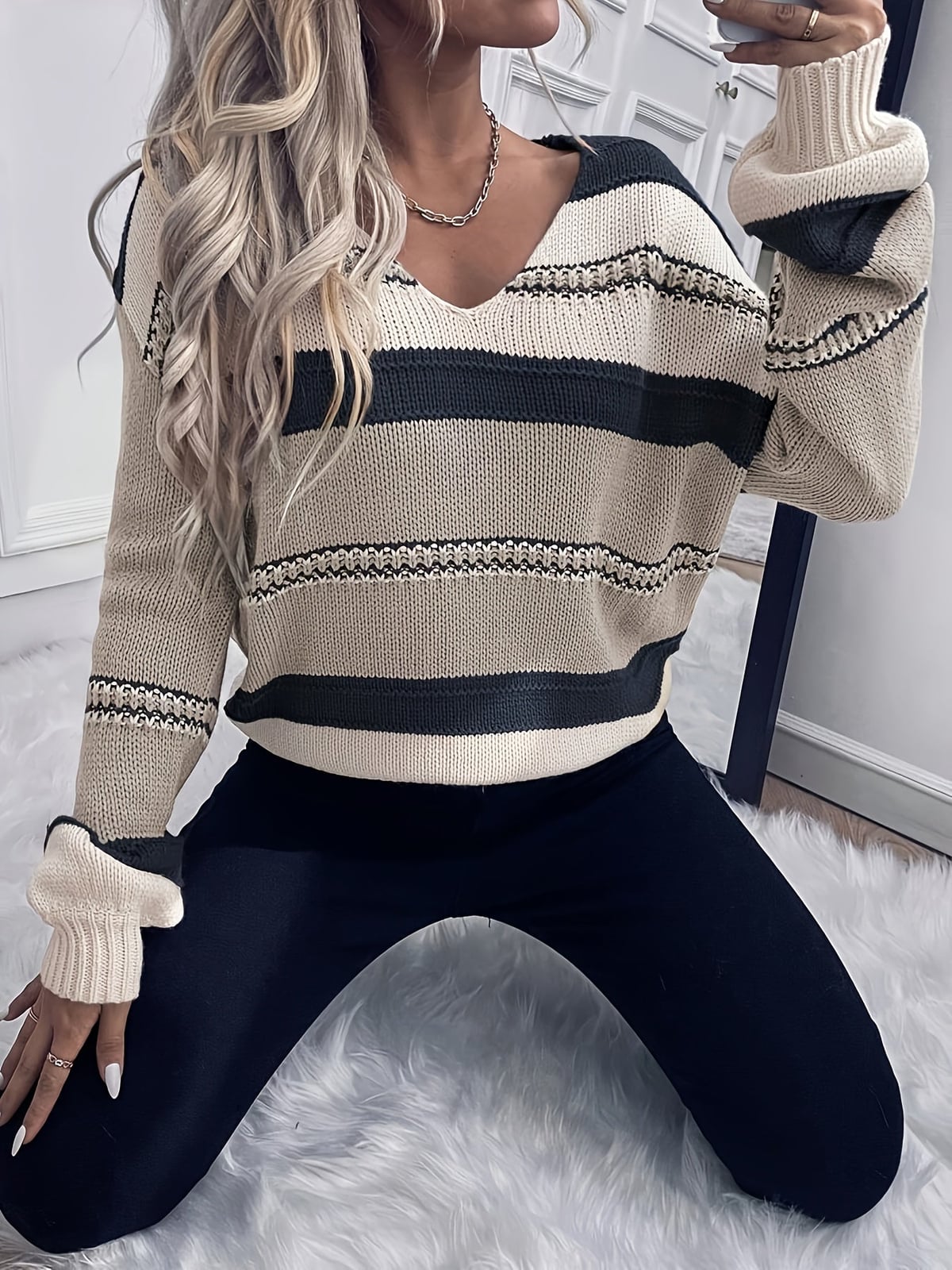 Maglione da donna a righe con scollo a V