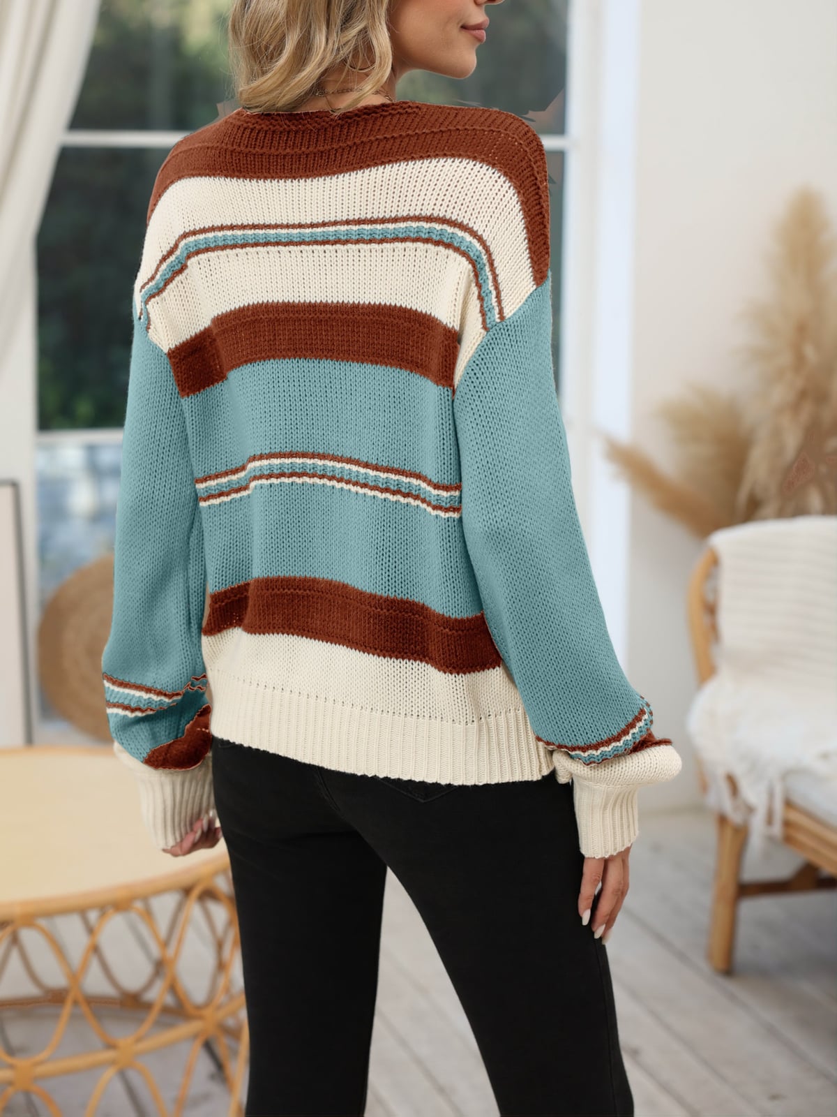 Maglione da donna a righe con scollo a V