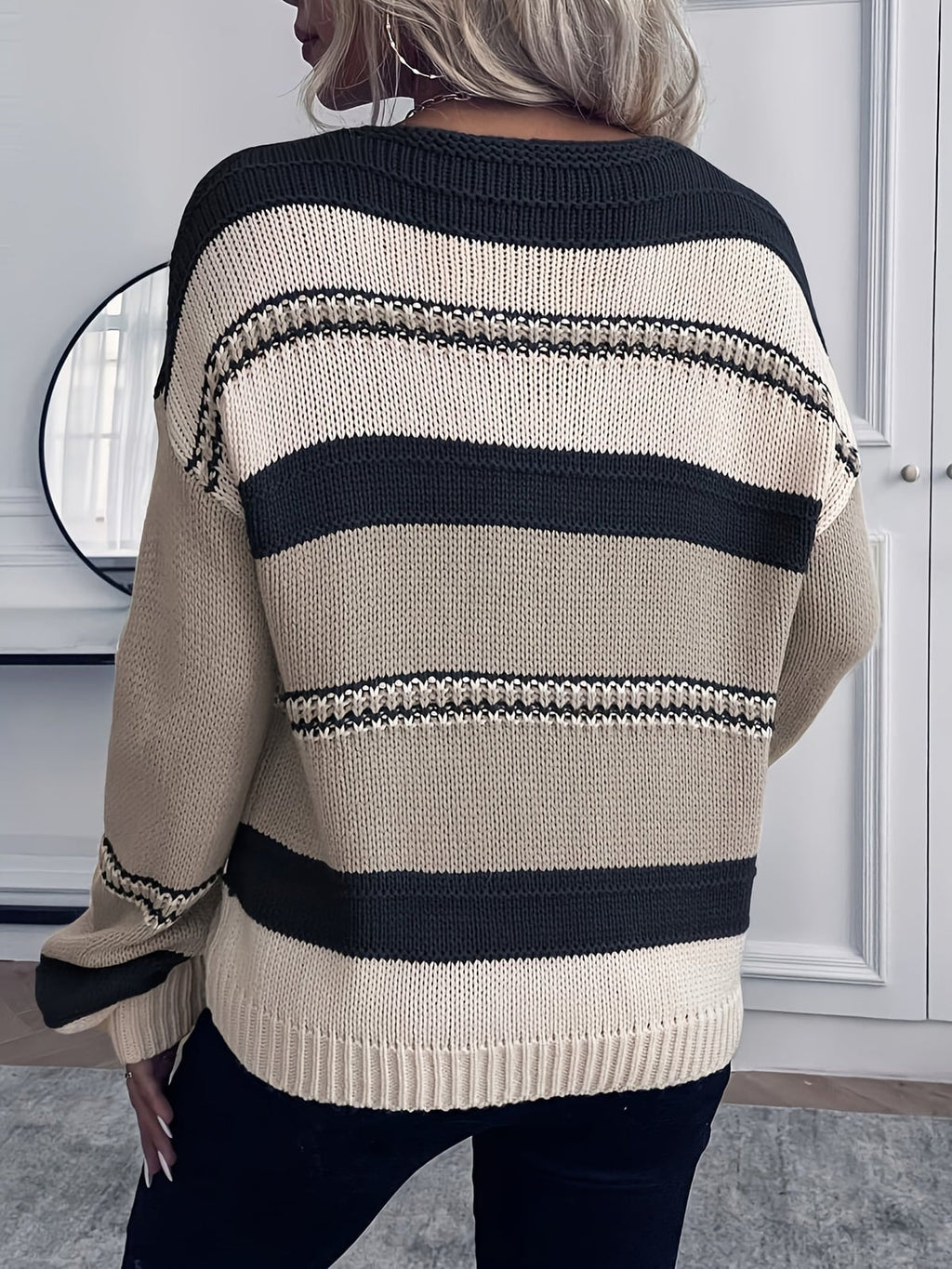Maglione da donna a righe con scollo a V