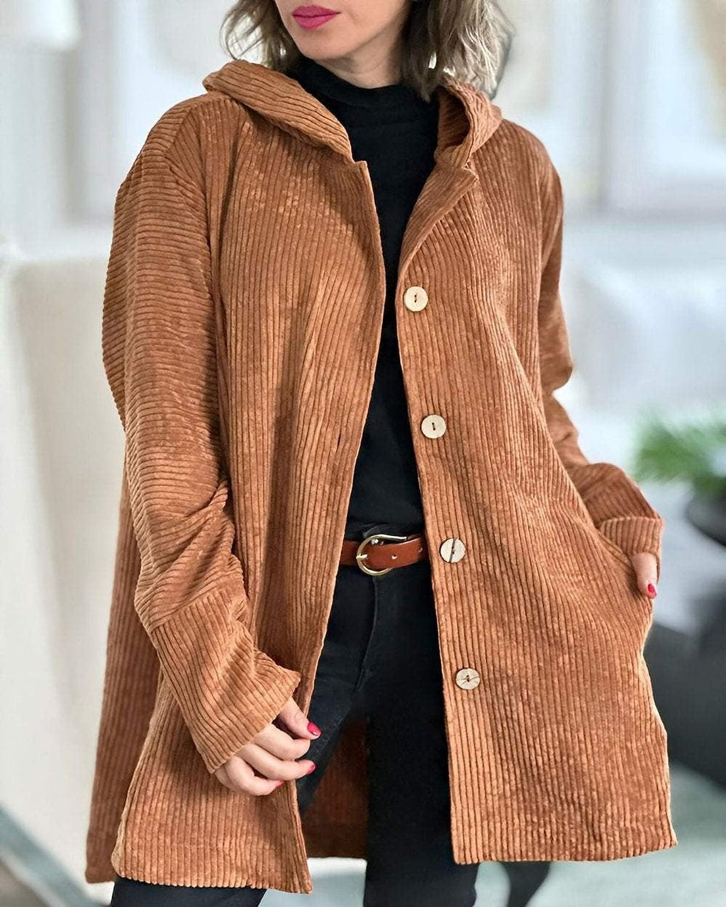 Giacca casual da donna con cappuccio e chiusura a bottoni