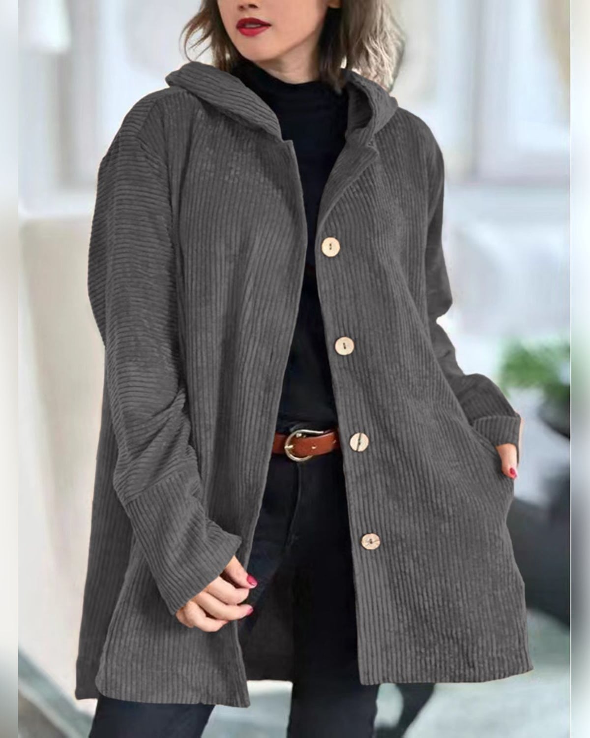 Giacca casual da donna con cappuccio e chiusura a bottoni