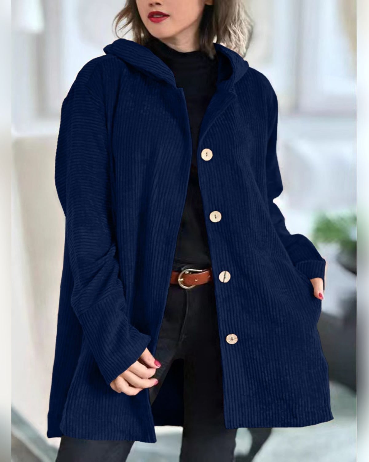 Giacca casual da donna con cappuccio e chiusura a bottoni