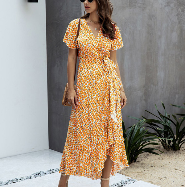 Elegante abito floreale avvolgente da donna – Stile estivo con volant