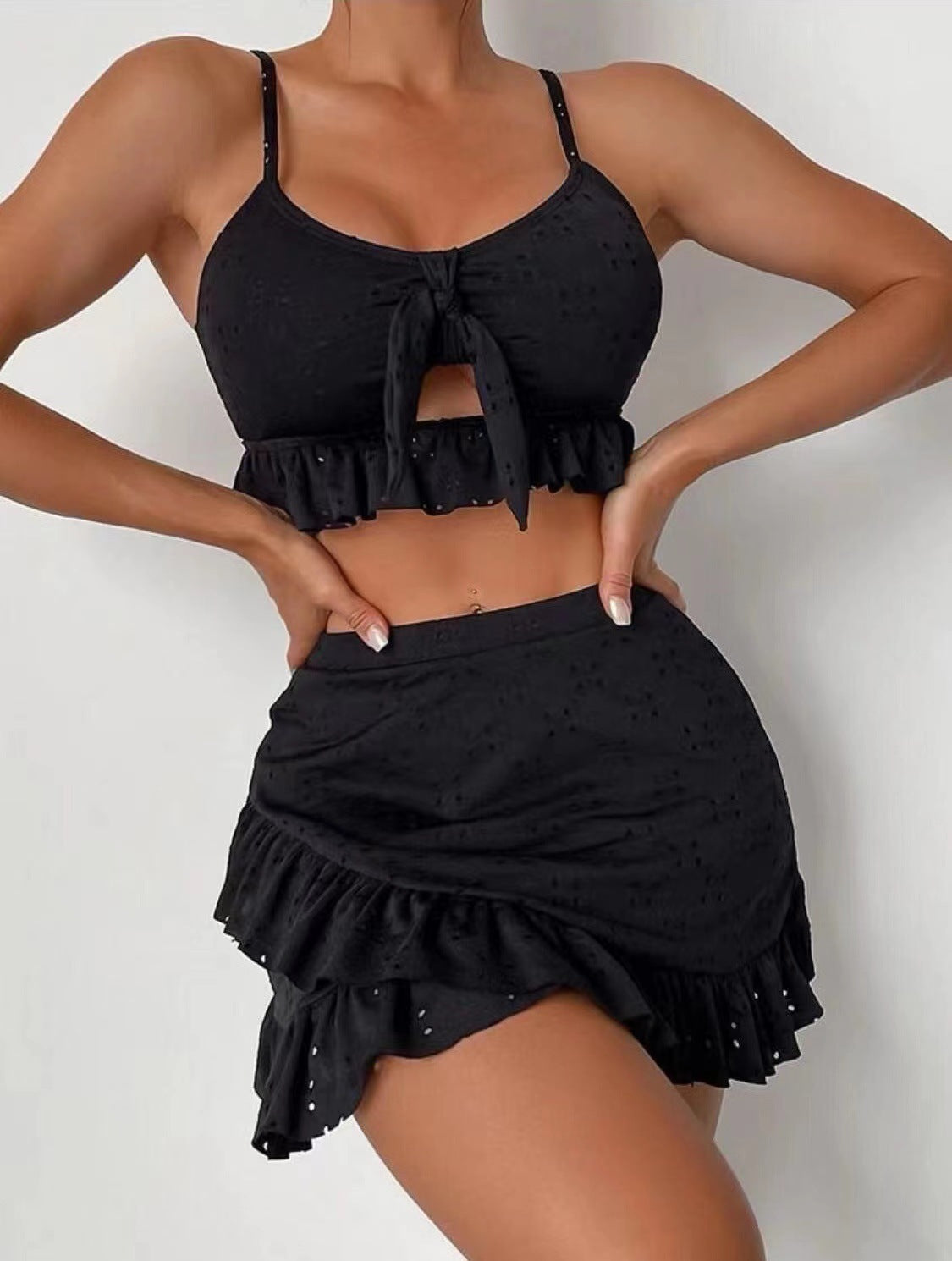 Set di costumi da bagno tre pezzi da donna, eleganti e rugosi