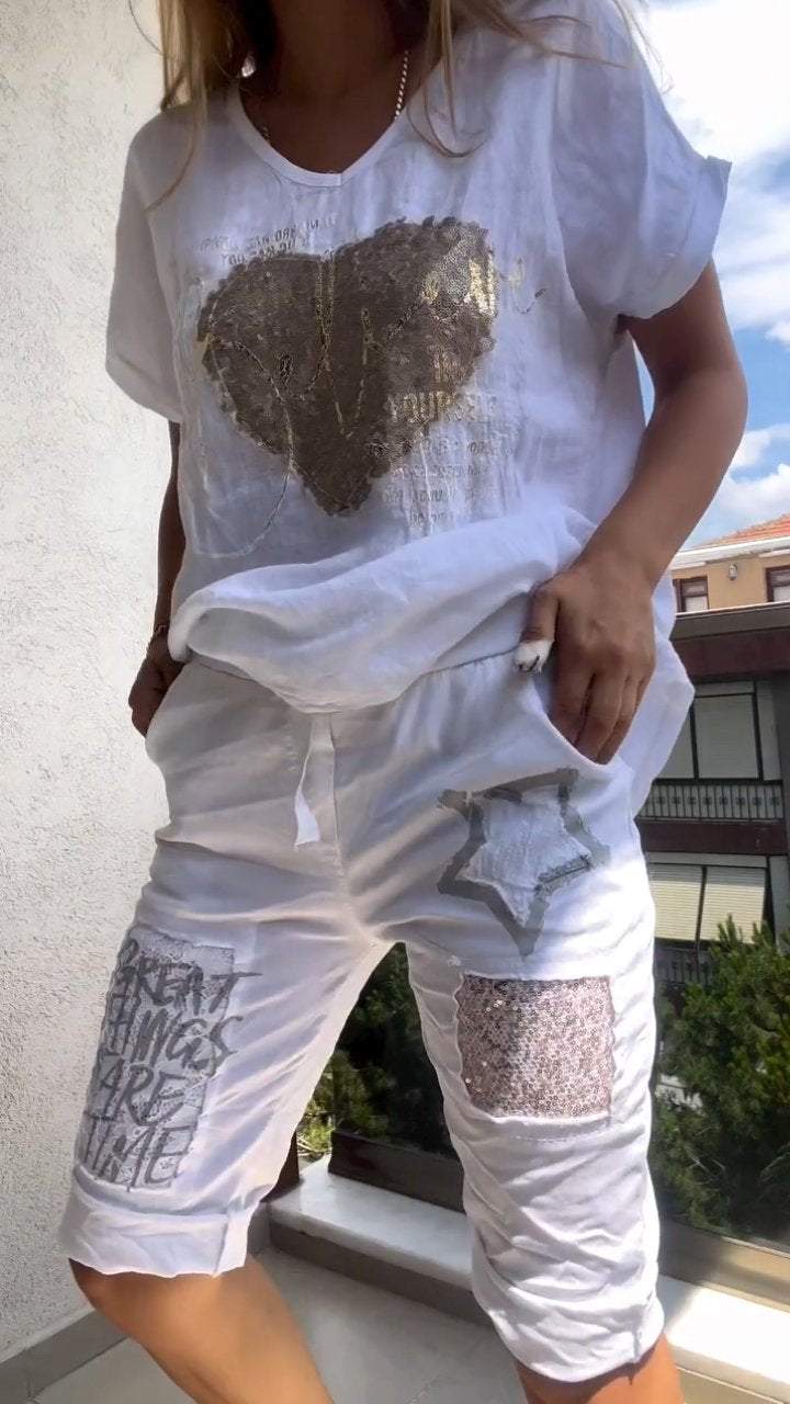 Completo casual due pezzi con scollo a V e dettagli in oro goffrato