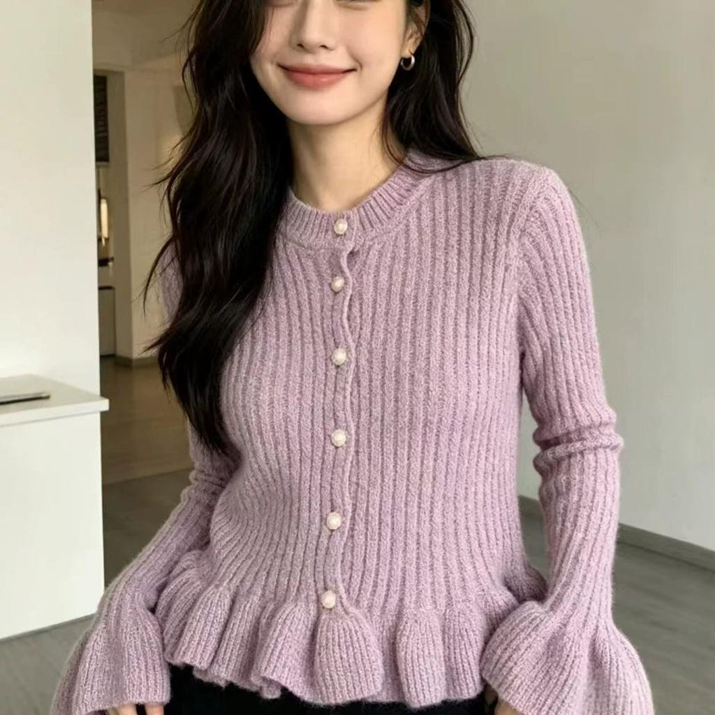 Strikket damebluse med flæser - Elegant og feminin