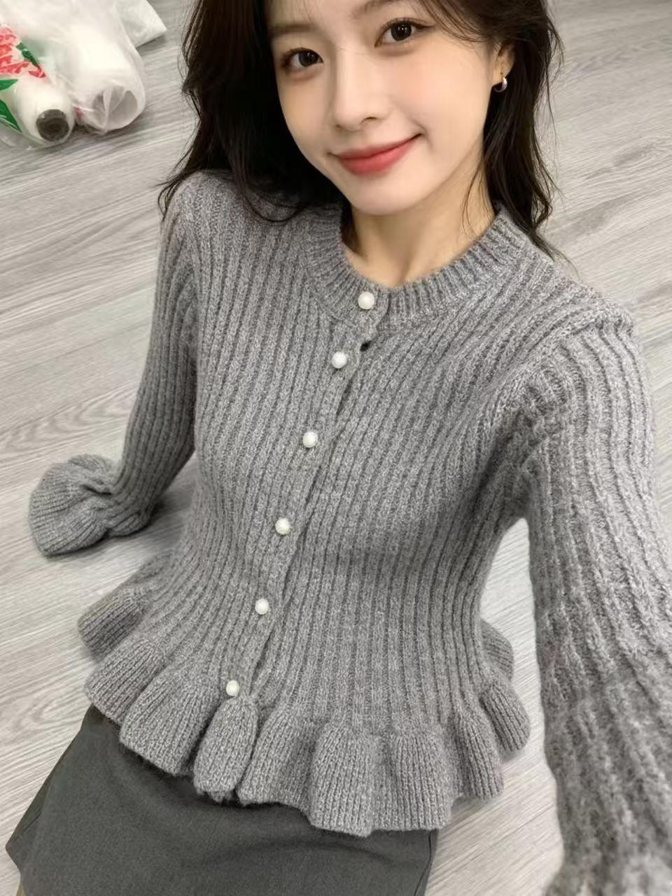 Strikket damebluse med flæser - Elegant og feminin