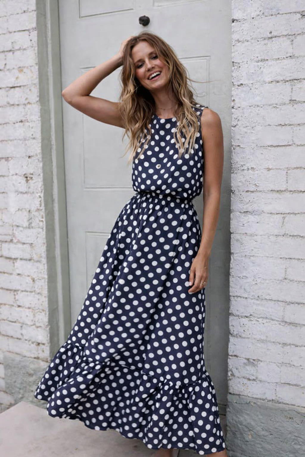 Abito da donna a pois – Taglio femminile e stile rétro chic