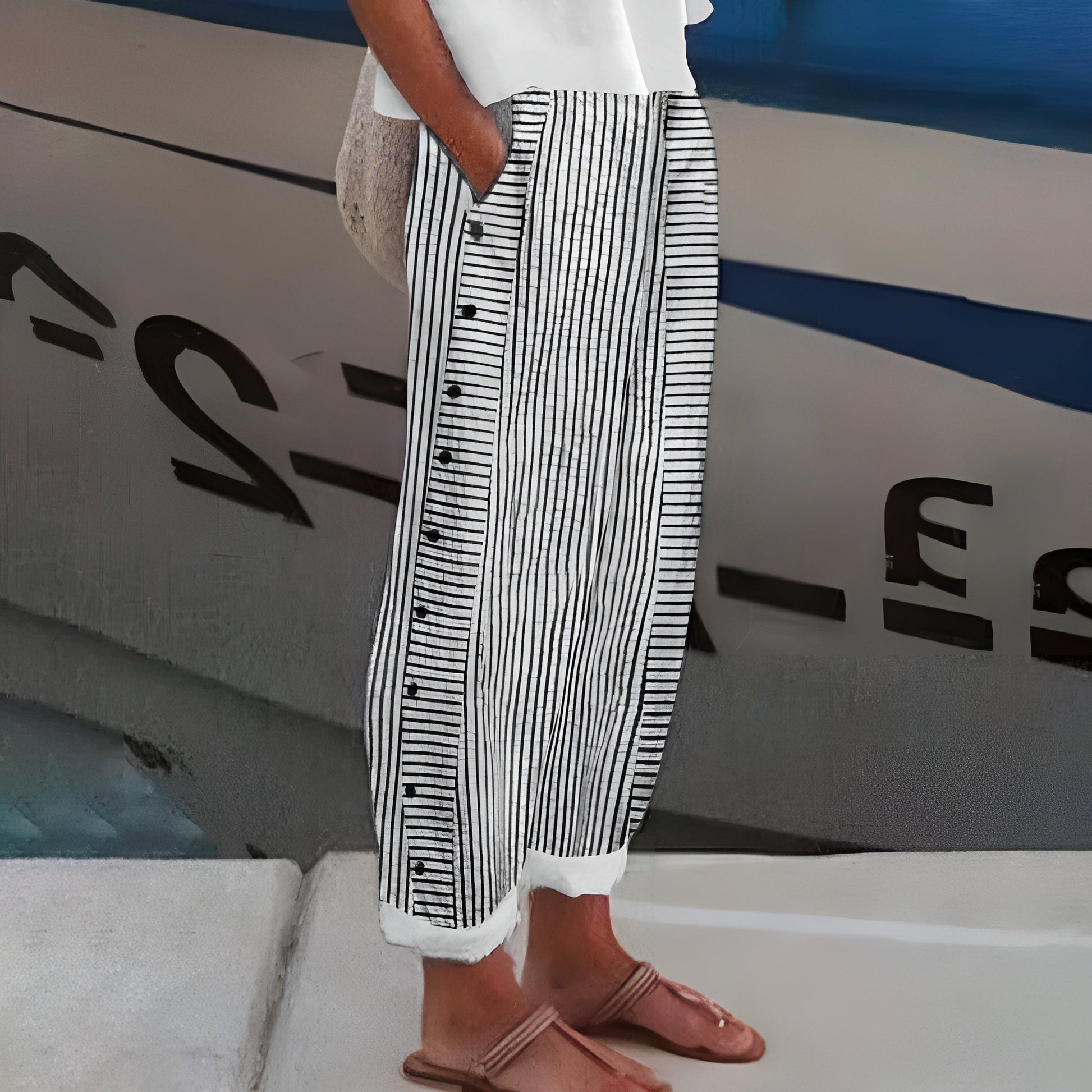 Pantaloni donna a righe con bottoni a contrasto - Chic e fluidi
