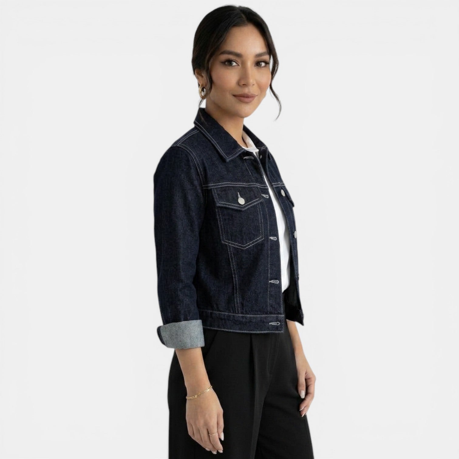 Short blue denim jacket for women – Modern, versatile casual style