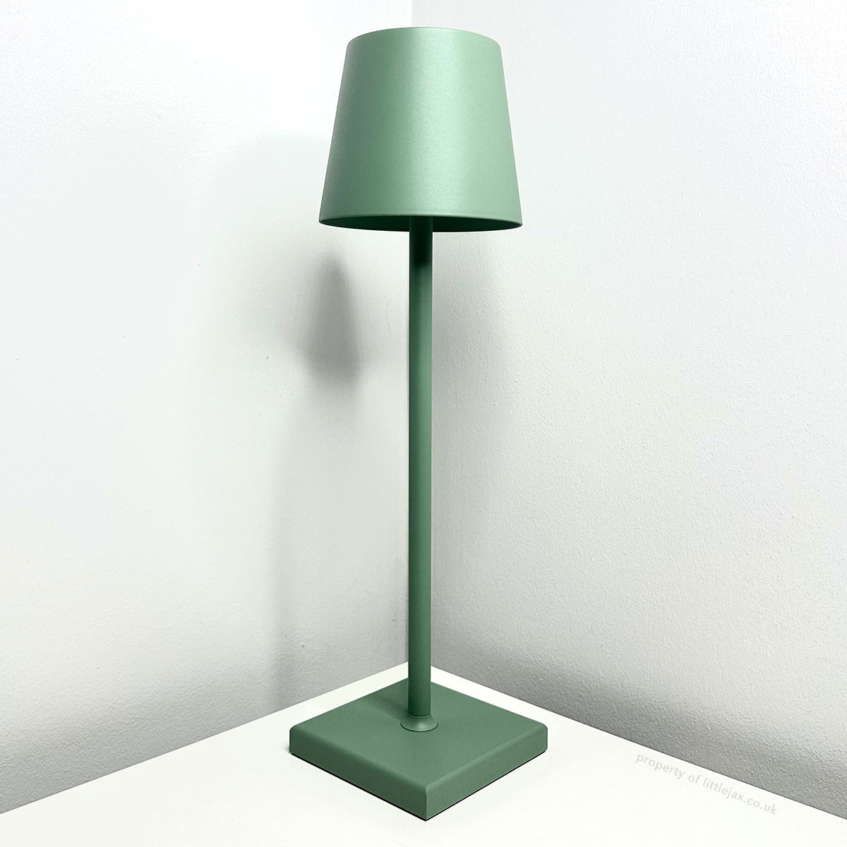 Modern and contemporary cordless table lamp - Rechargeable LED lamp for office, bedroom, living room, or restaurant, with sleek minimalist design