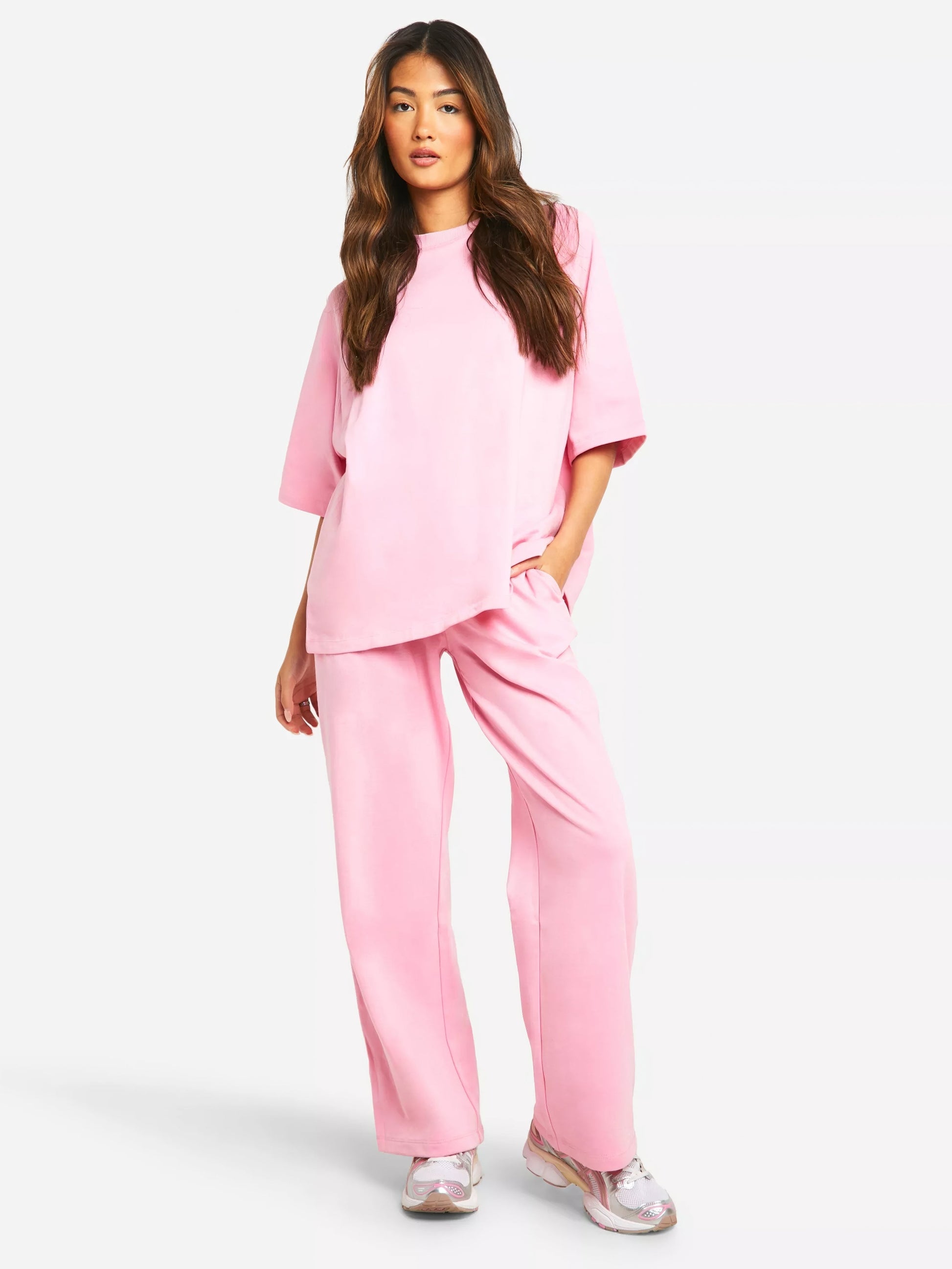 Completo da donna con t-shirt a collo alto e pantaloni della tuta a gamba dritta - Vestibilità estiva casual oversize