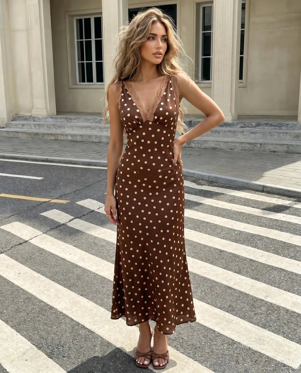 Abito midi da donna senza maniche a pois con pizzo - Chic e femminile