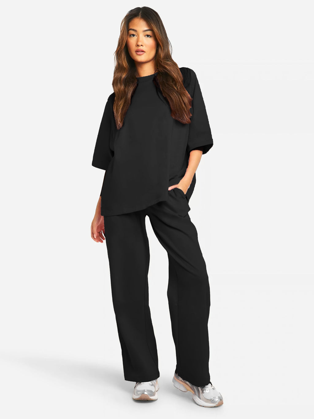 Completo da donna con t-shirt a collo alto e pantaloni della tuta a gamba dritta - Vestibilità estiva casual oversize