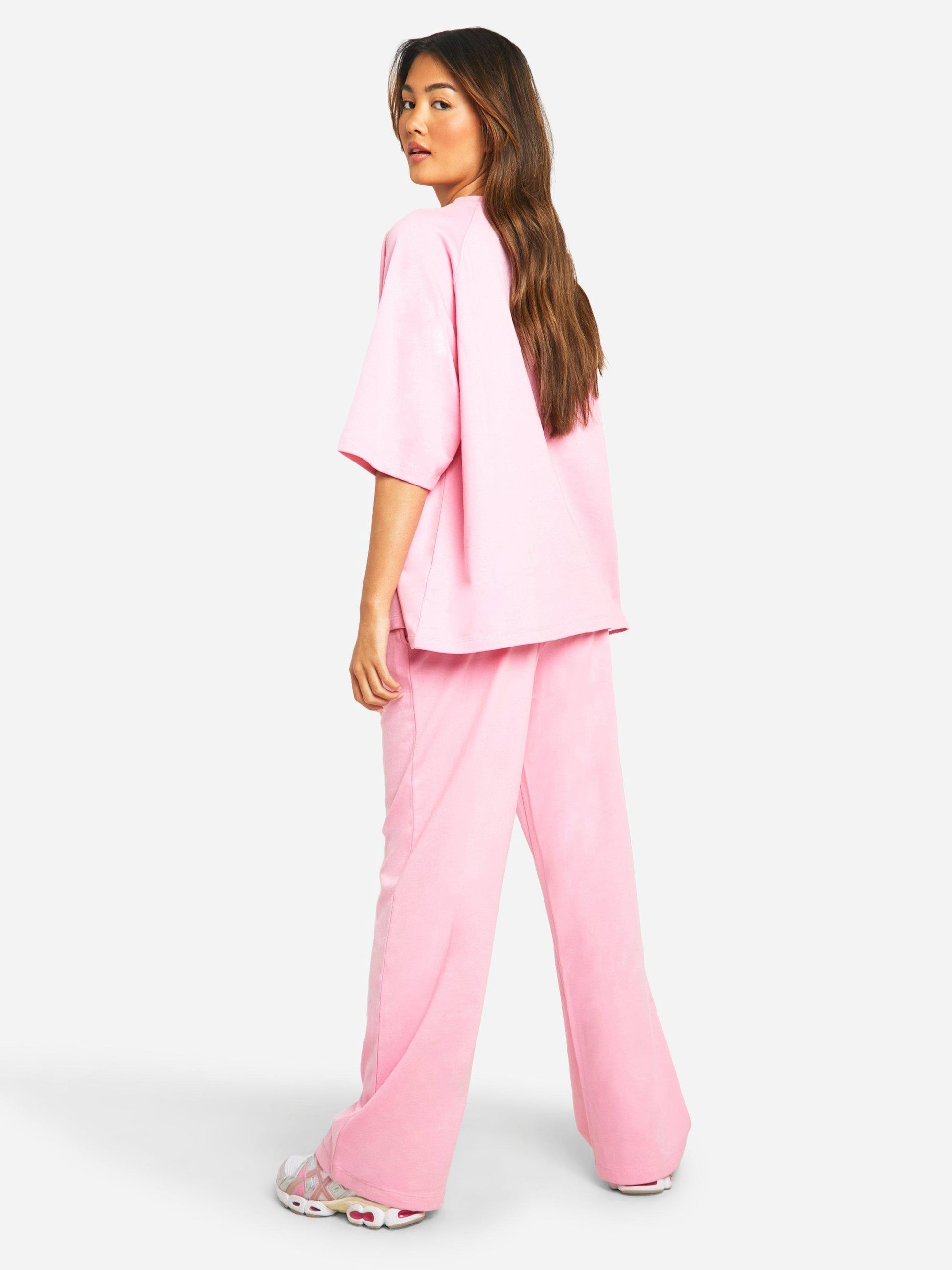 Completo da donna con t-shirt a collo alto e pantaloni della tuta a gamba dritta - Vestibilità estiva casual oversize