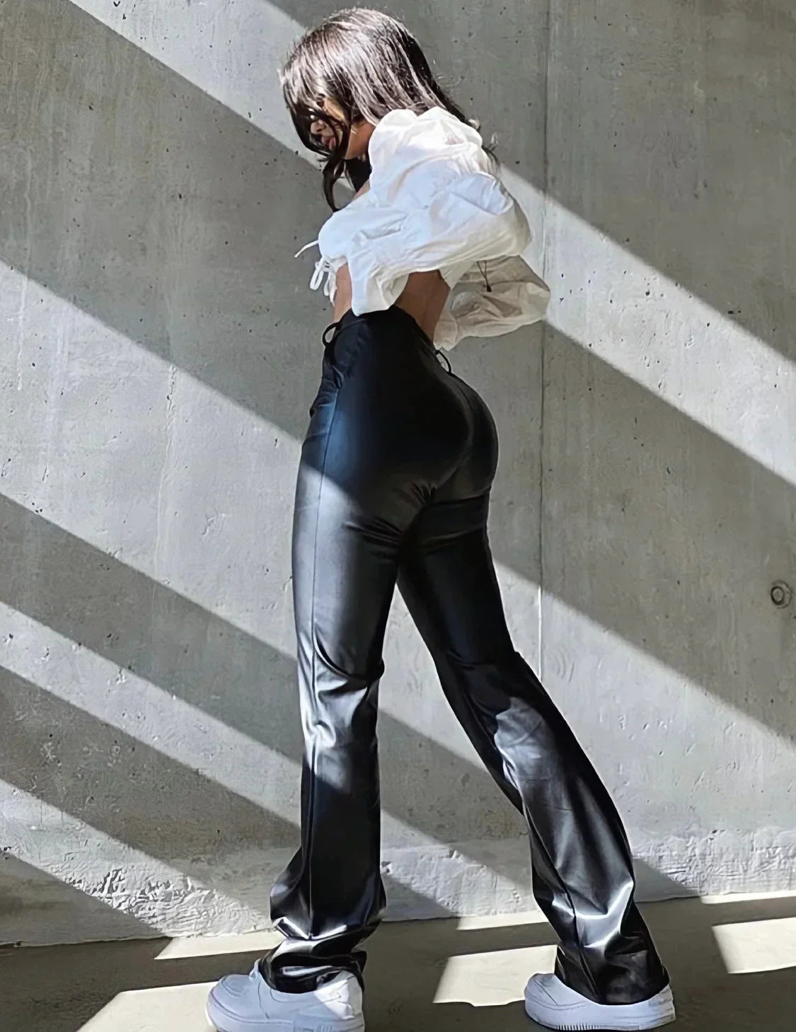 Pantaloni Donna in Pelle Vegan Vita Alta – Taglio Dritto Elegante in Ecopelle