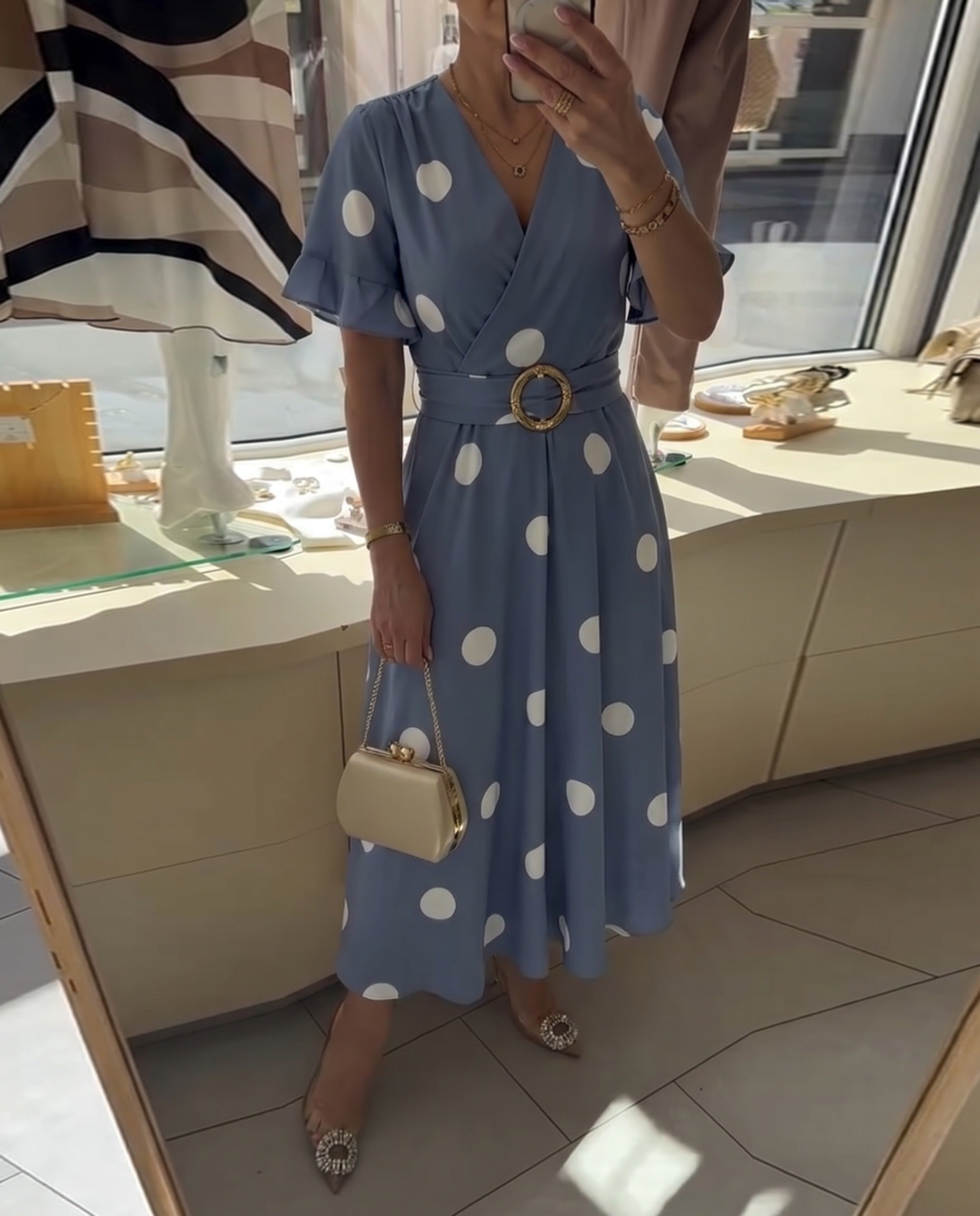 Abito da donna a pois con scollo a V - Femminile e valorizzante