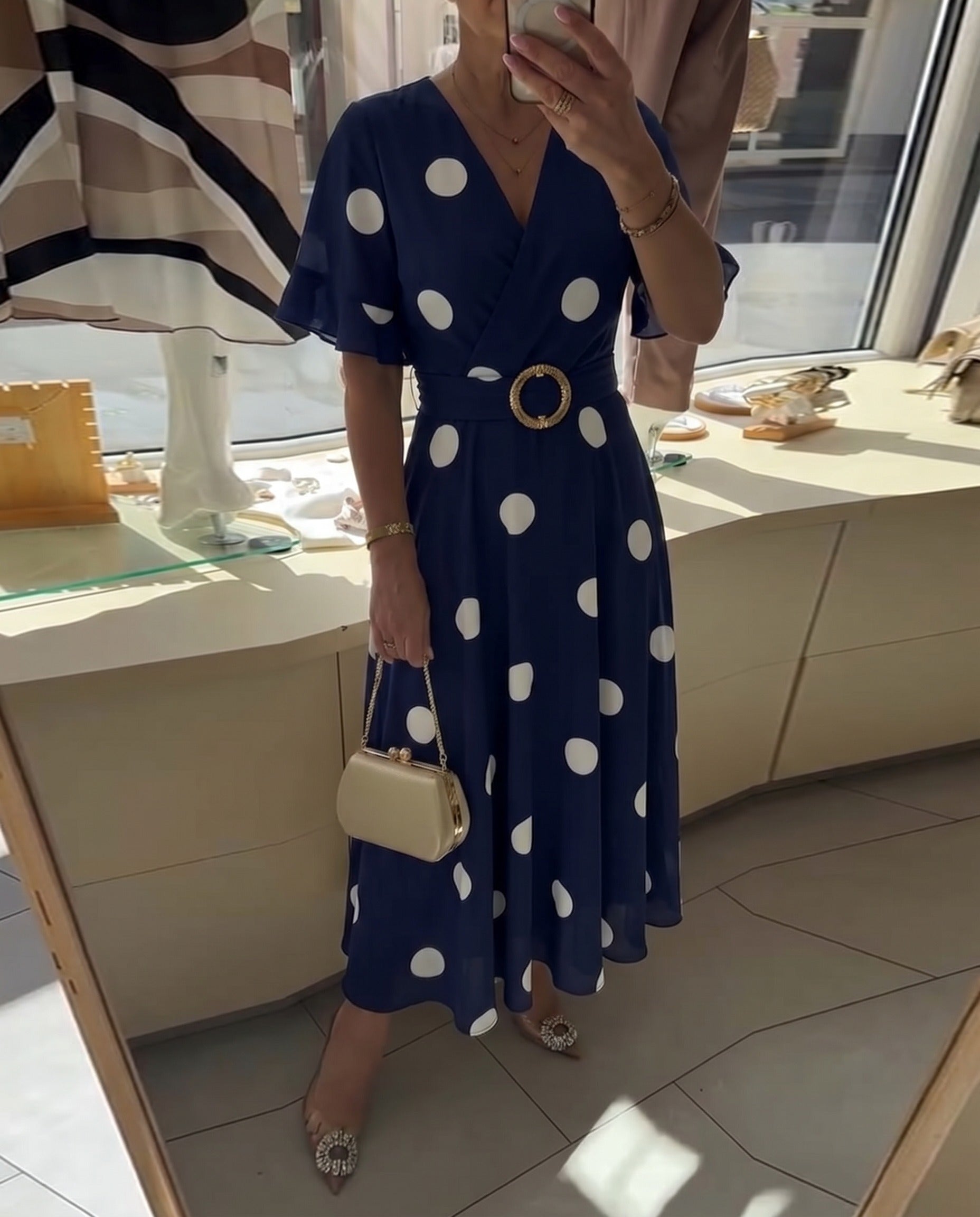 Abito da donna a pois con scollo a V - Femminile e valorizzante