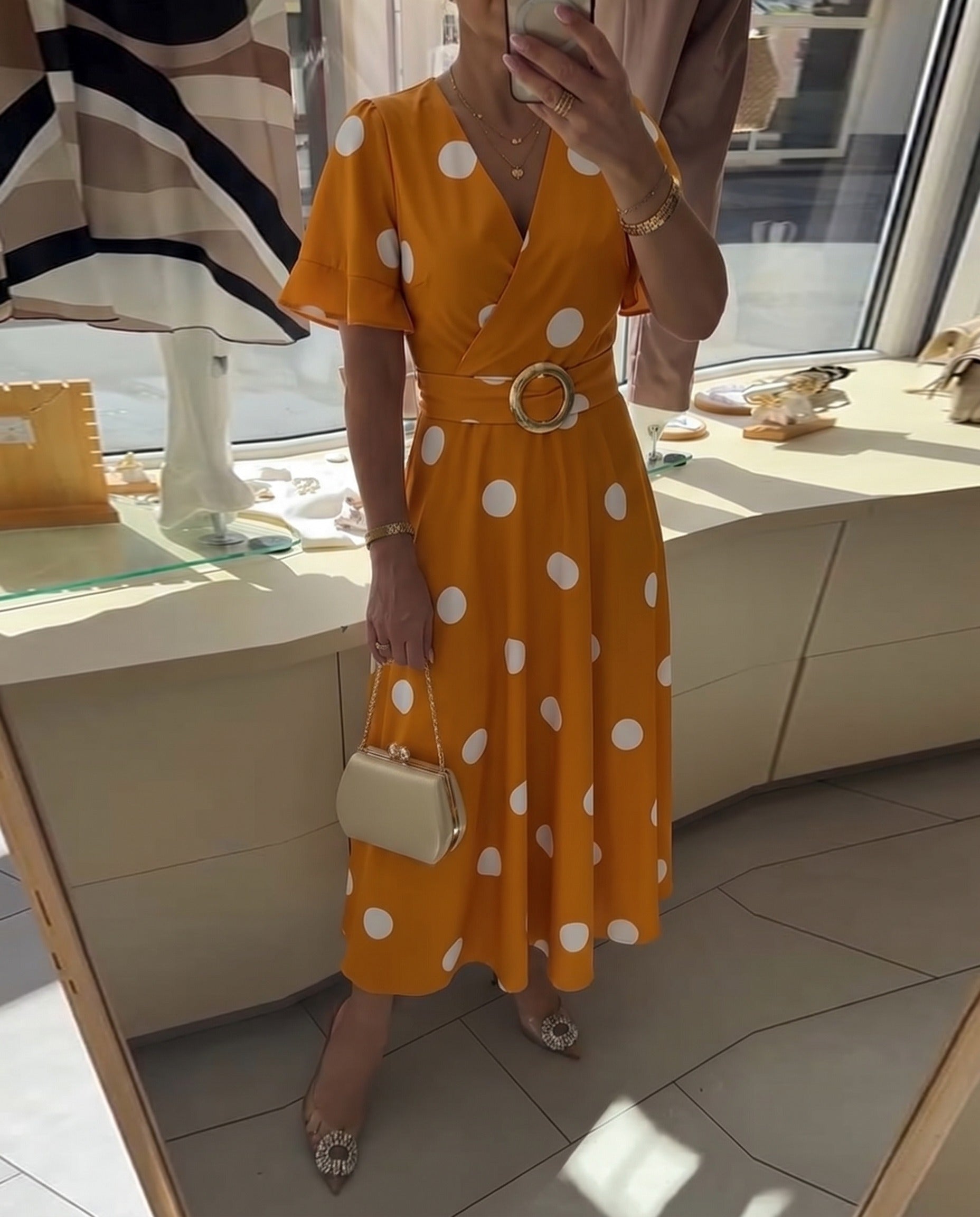 Abito da donna a pois con scollo a V - Femminile e valorizzante