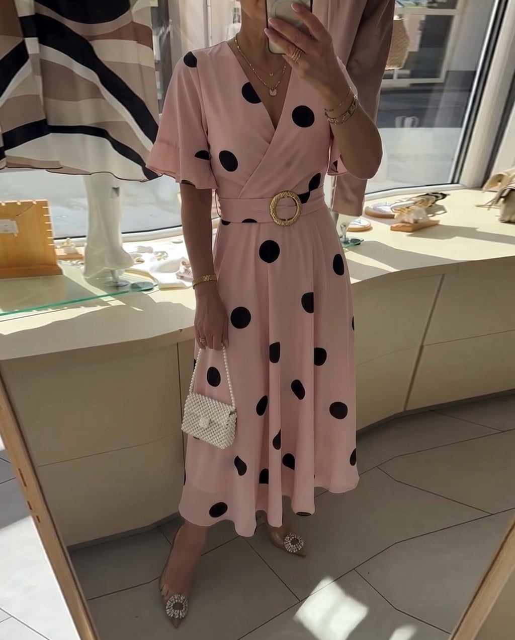 Abito da donna a pois con scollo a V - Femminile e valorizzante