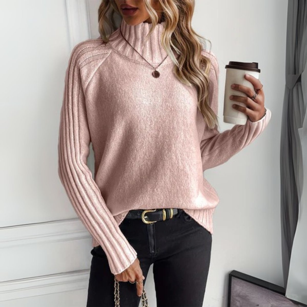 Ribstrikket rullekravesweater til kvinder - blød og elegant