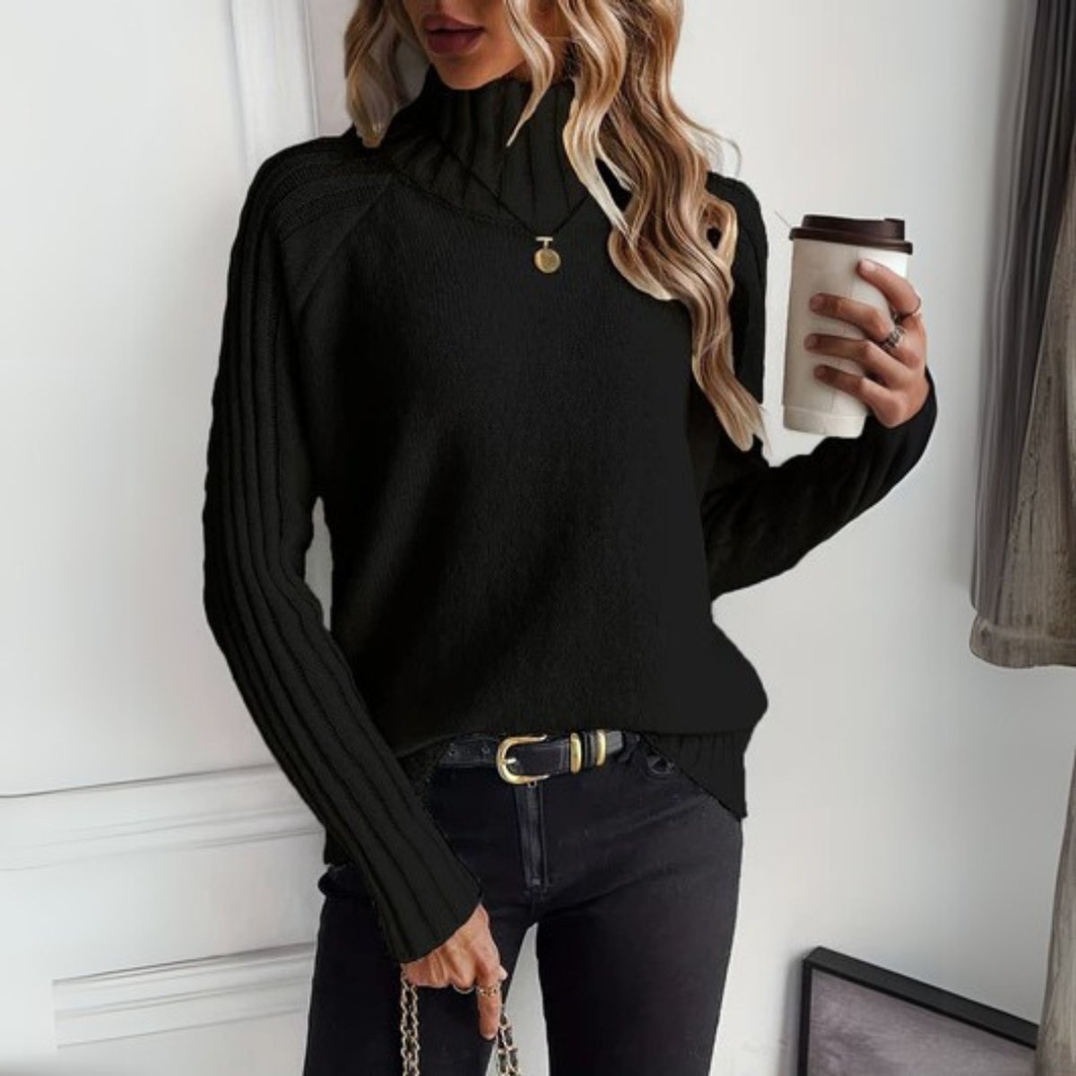 Ribstrikket rullekravesweater til kvinder - blød og elegant