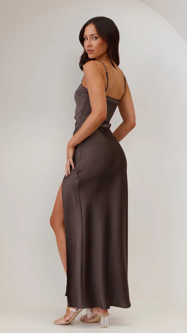 Abito lungo da donna in raso – Spalline sottili e spacco profondo- uno stile elegante