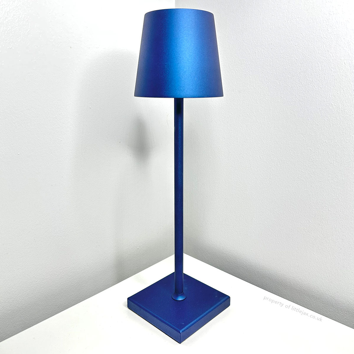 Modern and contemporary cordless table lamp - Rechargeable LED lamp for office, bedroom, living room, or restaurant, with sleek minimalist design