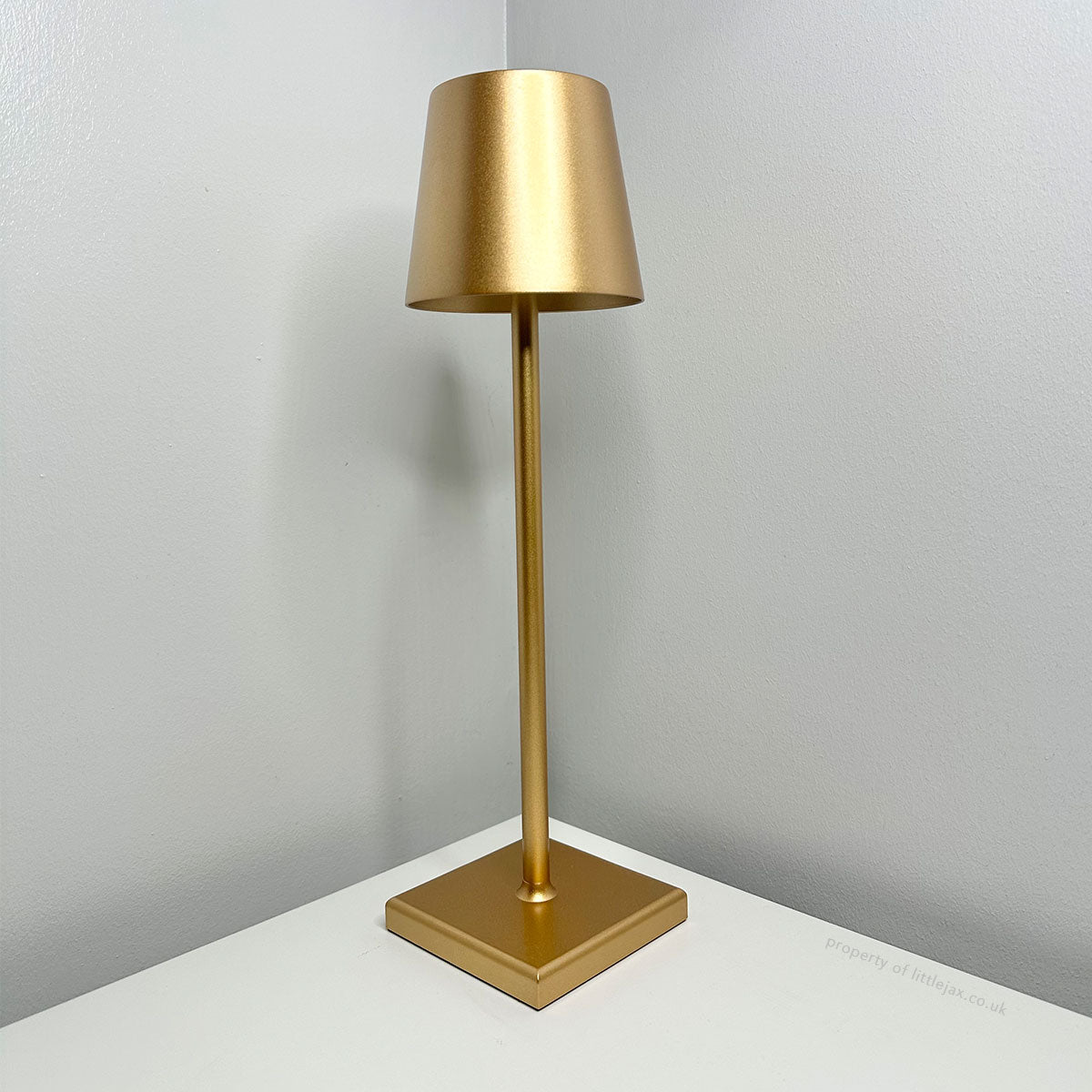Modern and contemporary cordless table lamp - Rechargeable LED lamp for office, bedroom, living room, or restaurant, with sleek minimalist design
