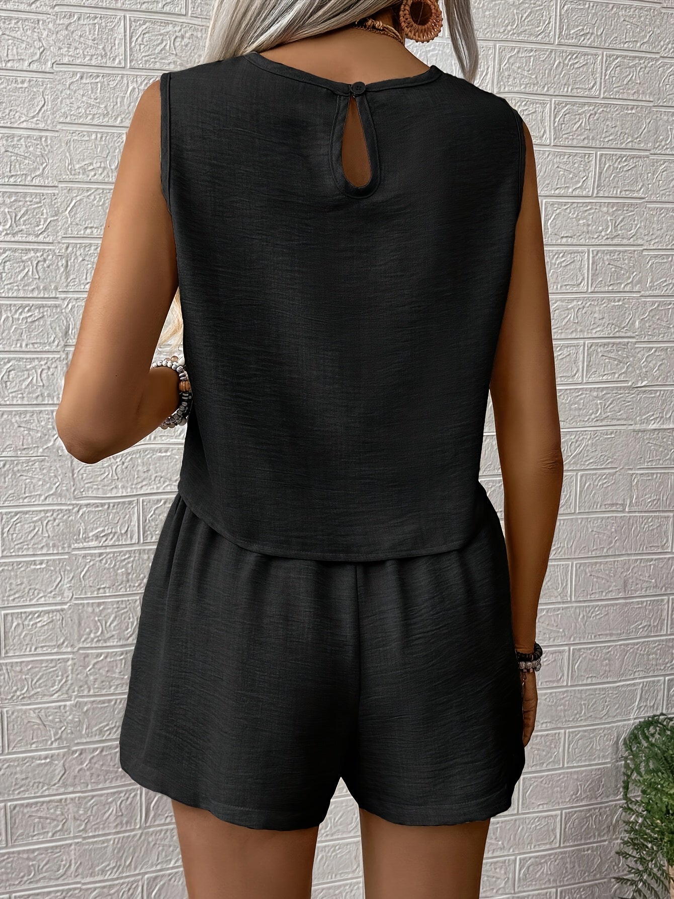 Completo estivo da donna in due pezzi - top corto senza maniche e pantaloncini a gamba larga