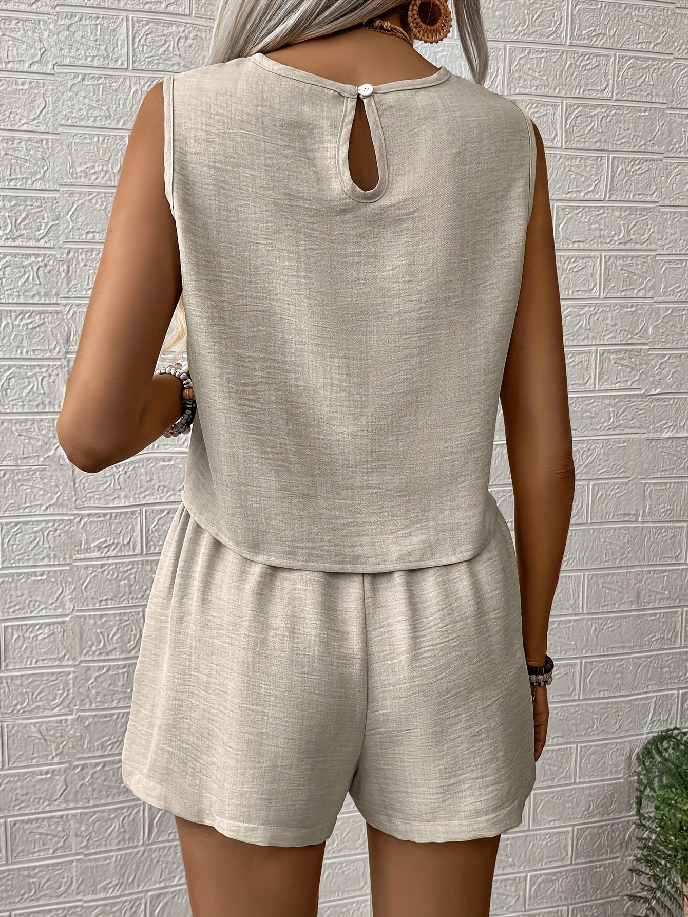 Completo estivo da donna in due pezzi - top corto senza maniche e pantaloncini a gamba larga