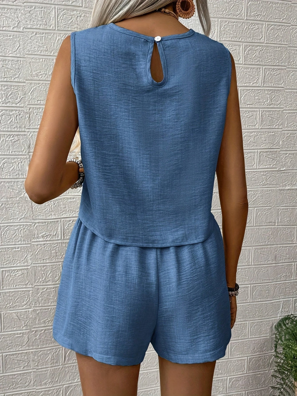 Completo estivo da donna in due pezzi - top corto senza maniche e pantaloncini a gamba larga