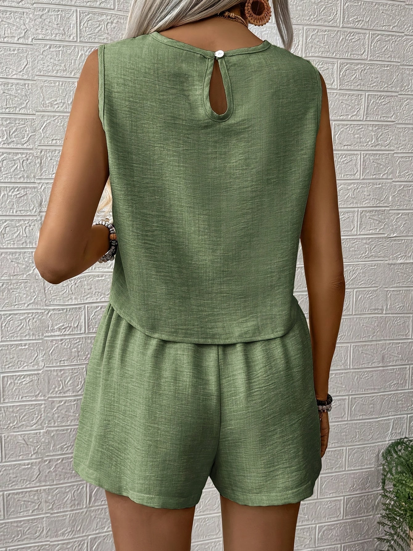 Completo estivo da donna in due pezzi - top corto senza maniche e pantaloncini a gamba larga