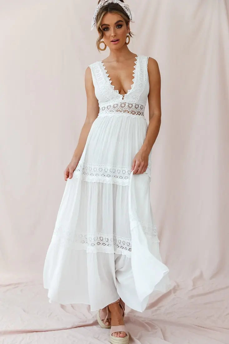 Abito lungo boho bianco da donna con inserti all'uncinetto, scollo a V profondo e vestibilità fluida, perfetto per l'estate