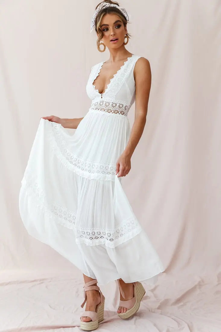 Abito lungo boho bianco da donna con inserti all'uncinetto, scollo a V profondo e vestibilità fluida, perfetto per l'estate