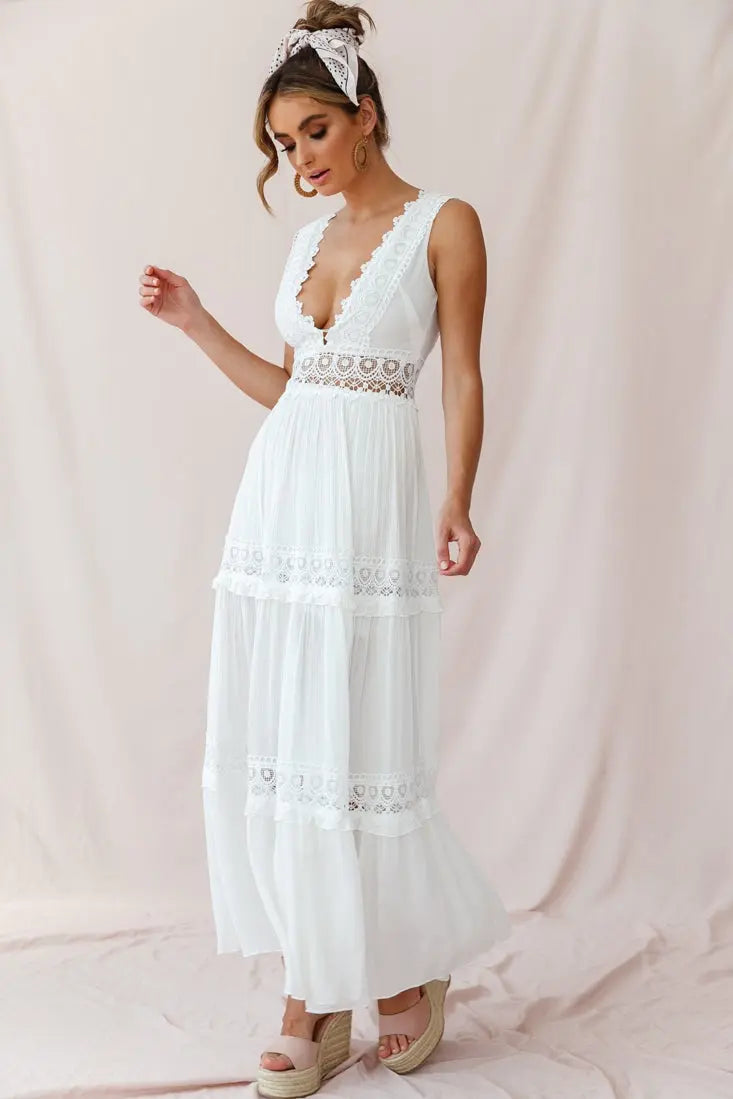 Abito lungo boho bianco da donna con inserti all'uncinetto, scollo a V profondo e vestibilità fluida, perfetto per l'estate