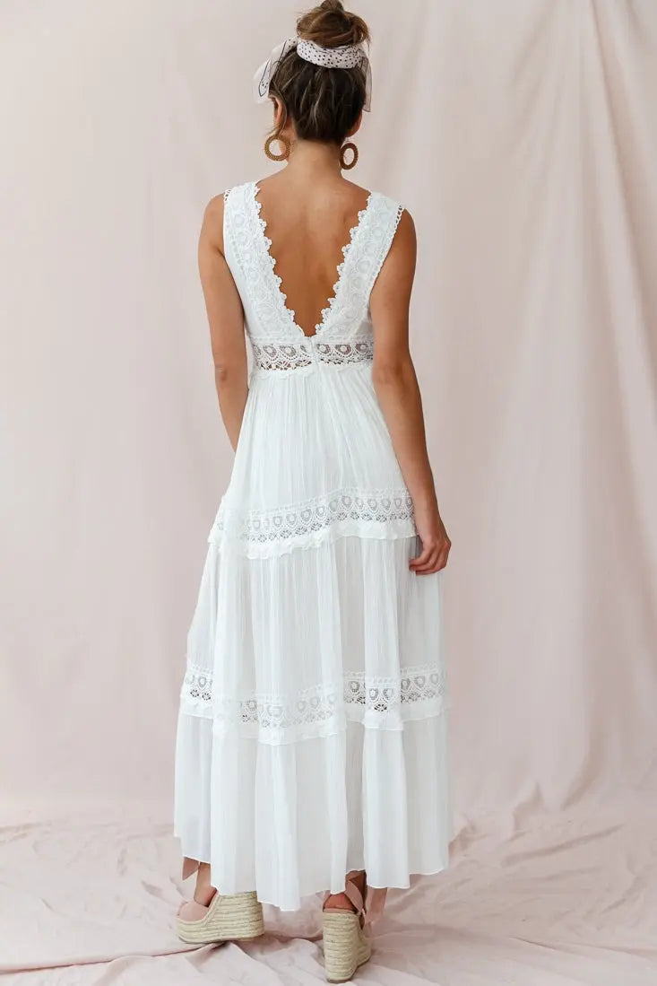 Abito lungo boho bianco da donna con inserti all'uncinetto, scollo a V profondo e vestibilità fluida, perfetto per l'estate