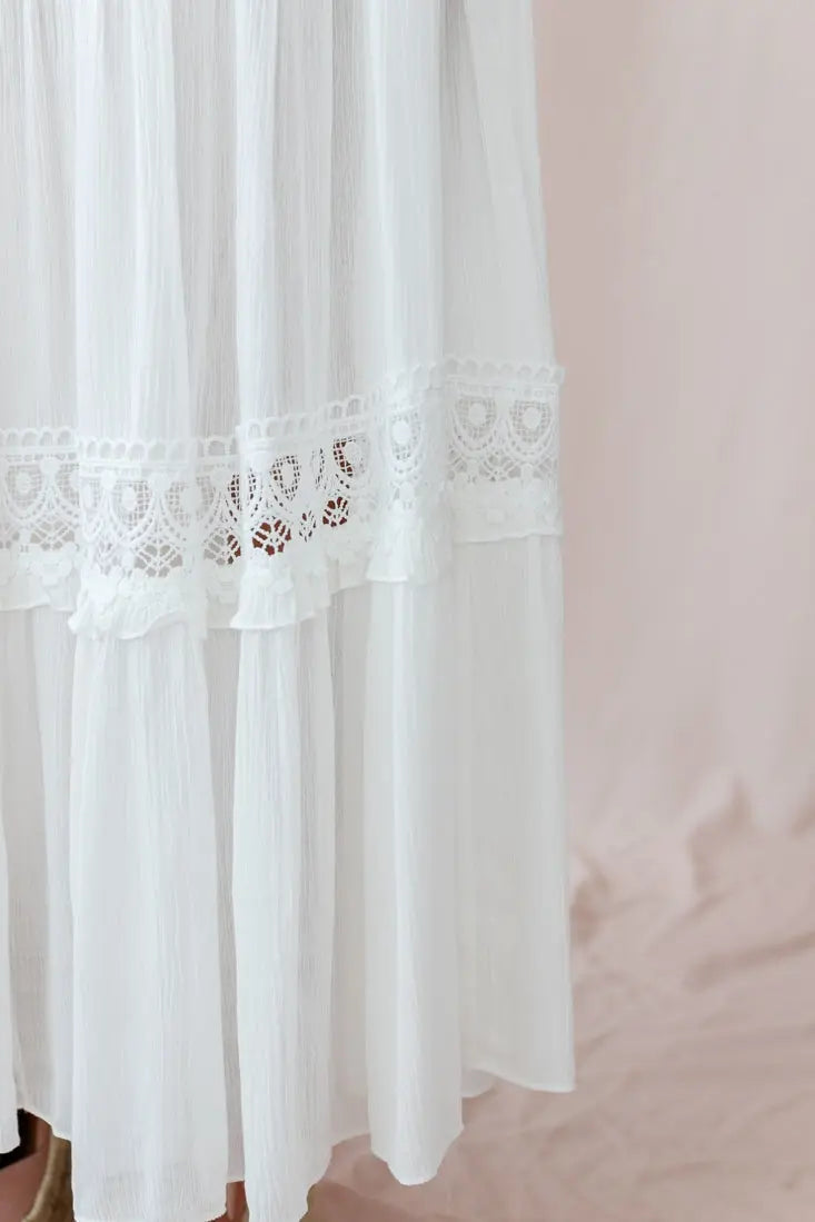 Abito lungo boho bianco da donna con inserti all'uncinetto, scollo a V profondo e vestibilità fluida, perfetto per l'estate