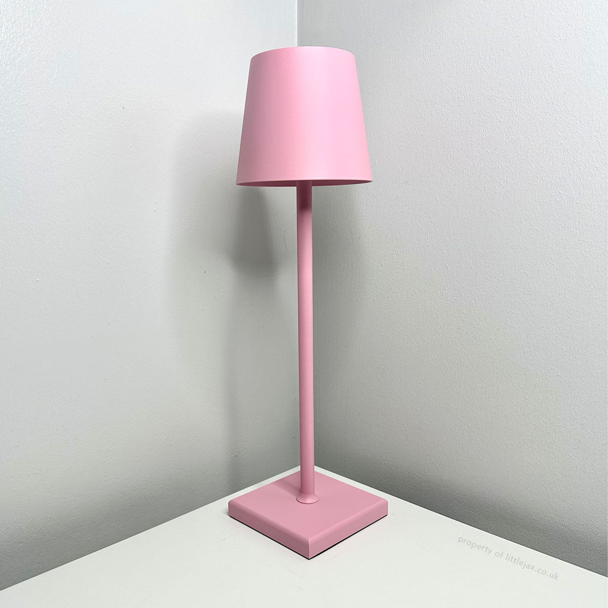 Modern and contemporary cordless table lamp - Rechargeable LED lamp for office, bedroom, living room, or restaurant, with sleek minimalist design